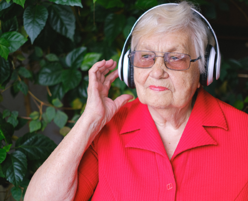 Oma luistert naar muziek, 5 activiteiten om met ouderen te ondernemen in corona tijd